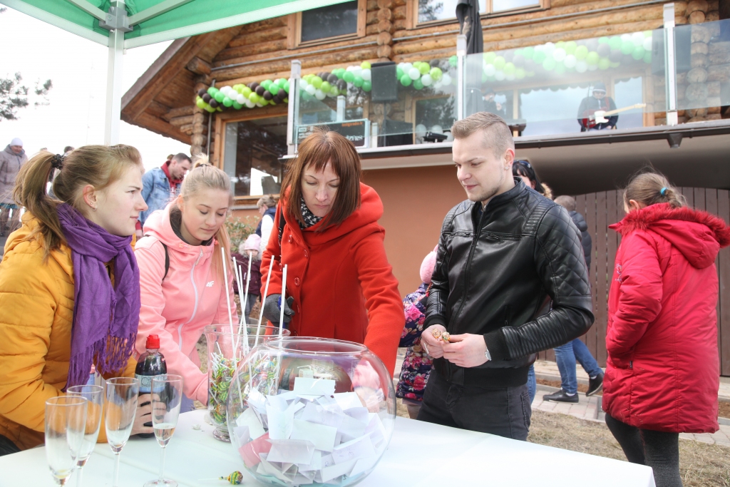Sestdien ar kopīgu šampanieša malkošanu tika atklāts atpūtas komplekss “Lācītes” Rankas pagastā. Par interesentu un apmeklētāju trūkumu vismaz sestdien nevarēja sūdzēties. Arī svētdien tie, kas brauca garām “Lācītēm”, manīja, ka tur stāvlaukums ir pilns ar automašīnām.
Autors: Gatis Bogdanovs