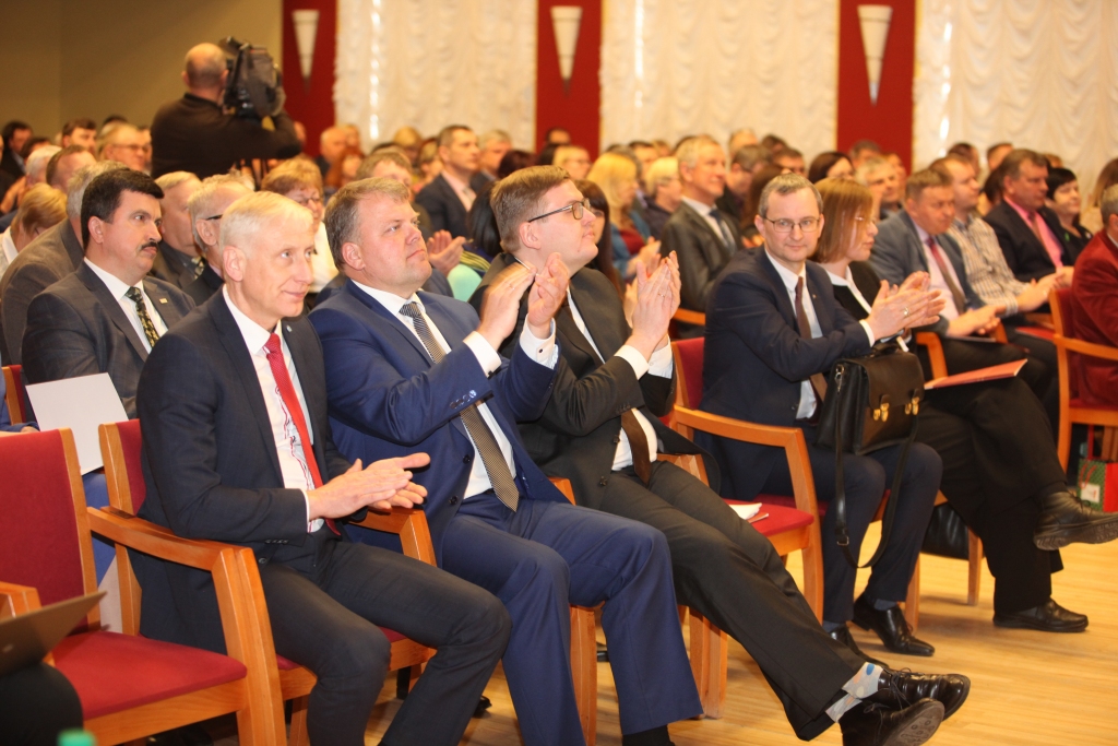 Emocionāla, tomēr pieklājīga tikšanās bija Novadu dienā Gulbenē 12.aprīlī. VARAM ministrs Juris Pūce (trešais no kreisās) stingri palika pie sava viedokļa par vajadzību reformēt novadus. Pašvaldību savienības priekšsēdētājs Gints Kaminskis (otrais no kreisās) balansēja pa vidu. Gulbenes novada pašvaldības vadītājs Normunds Audzišs bija neitrāls (no kreisās). 		
Autors: Gatis Bogdanovs