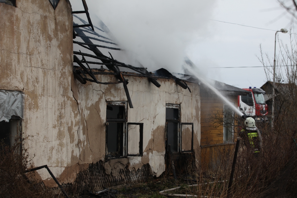 Piektdien pirms paša pusdienlaika Gulbenē dega māja. Notikuma vietā ieradās ugunsdzēsēji, mediķi, valsts un pašvaldības policijas darbinieki. 	
Autors: Gatis Bogdanovs