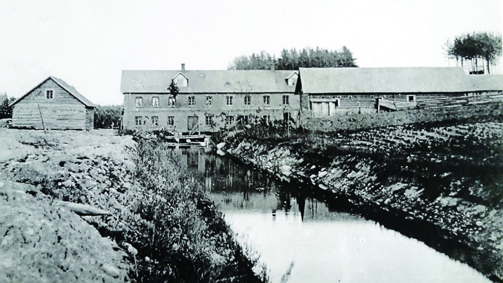 Paideru dzirnavu ēka, klēts un kūts ap 1912.gadu, arī ar rokām raktais kanāls.
Autors: no Maijas Lūkinas personiskā albuma 