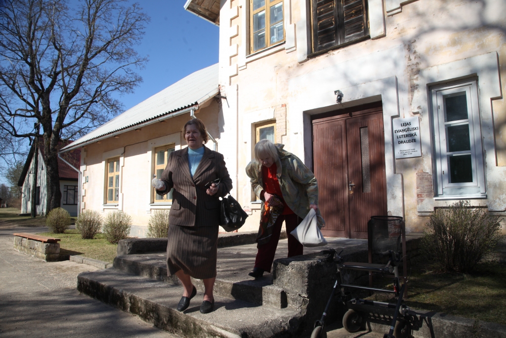 Lieldienas kristīgajā pasaulē ir Kristus augšāmcelšanās svētki. Arī Lejas draudze Otrajās Lieldienās pulcēsies Lejas evaņģēliski luteriskās draudzes namā uz svētku dievkalpojumu. Draudzes vecākajai Irēnai Cīmurei (no kreisās) piedalīšanās dievkalpojumā ir tāda kā garīgo bateriju uzlādēšana. Viņai šie svētki dod cerības uz kaut ko labu un gaišu, uz to, ka nekas nebeigsies tikai ar kapu. Arī Ausma Baltiņa no Lejas draudzes izjūt Lieldienas kā lielākos kristiešu svētkus. 
Autors: Gatis Bogdanovs	