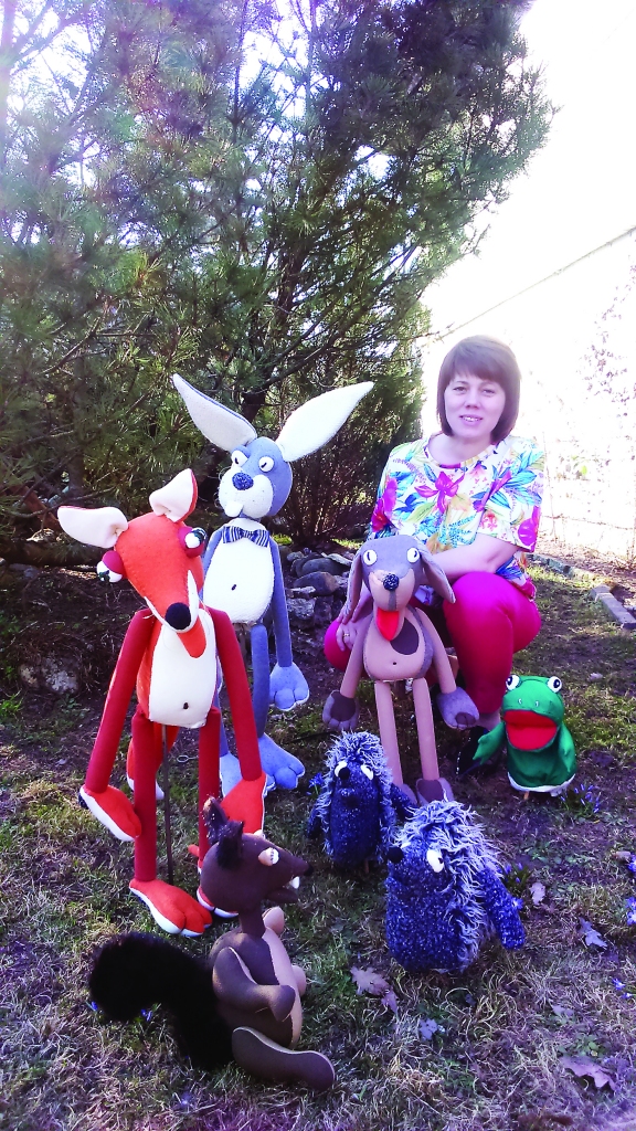 Lelles, ar kurām spēlēsies aktieri! Pirmo reizi gulbeniete Evita Zālīte ir veikusi šādu pasūtījumu. Viņas darinātie tēli ir paredzēti leļļu teātrim Liepājā. Lelles dzīvos, priecāsies, smīdinās un liks līdzi just visiem saviem mazajiem skatītājiem jau šajās Lieldienās.	
Autors: no personiskā arhīva