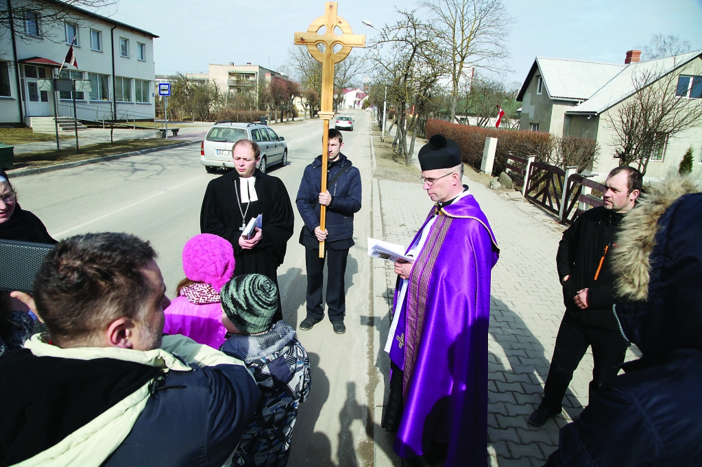 Lielās piektdienas ekumeniskais krustaceļa gājiens no Gulbenes katoļu baznīcas - 19.aprīlī pulksten 12.00. 
Autors: no “Dzirksteles” arhīva