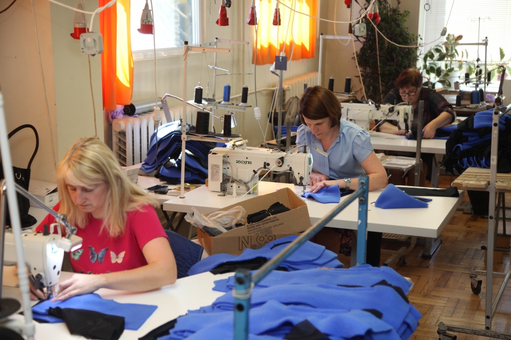 Izcils un prasmīgs kolektīvs! Tā par šuvējām Gulbenē saka SIA “Nemo” īpašniece Inga Zemdega Grāpe. Dažādas tehnoloģiski smalkas operācijas ikdienā tiek veiktas filiālē, veidojot modernu un ārzemēs pieprasītu apģērbu kolekcijas. “Patlaban jau gadu Gulbenē šuj tā saucamās funkcionālās jakas, kas paredzētas valkātājiem Skandināvijā,” stāsta I.Zemdega Grāpe.
Autors: Gatis Bogdanovs