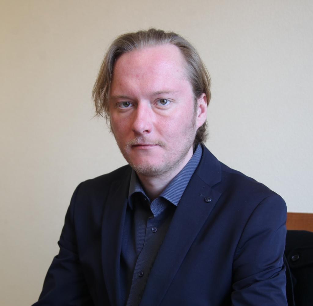 Tā ir sagadījies, ka teju vienā laikā atlūgumu uzrakstījuši Gulbenes novada pašvaldības izpilddirektore Guna Švika un pašvaldības Vecākais konsultants kultūras jomā Svens Renemanis. S.Renemaņa atbrīvošanai nav vajadzīgs deputātu lēmums. Par G.Švikas atbrīvošanu deputāti balsos 25.aprīļa domes sēdē. 	
Autors: no “Dzirksteles” arhīva