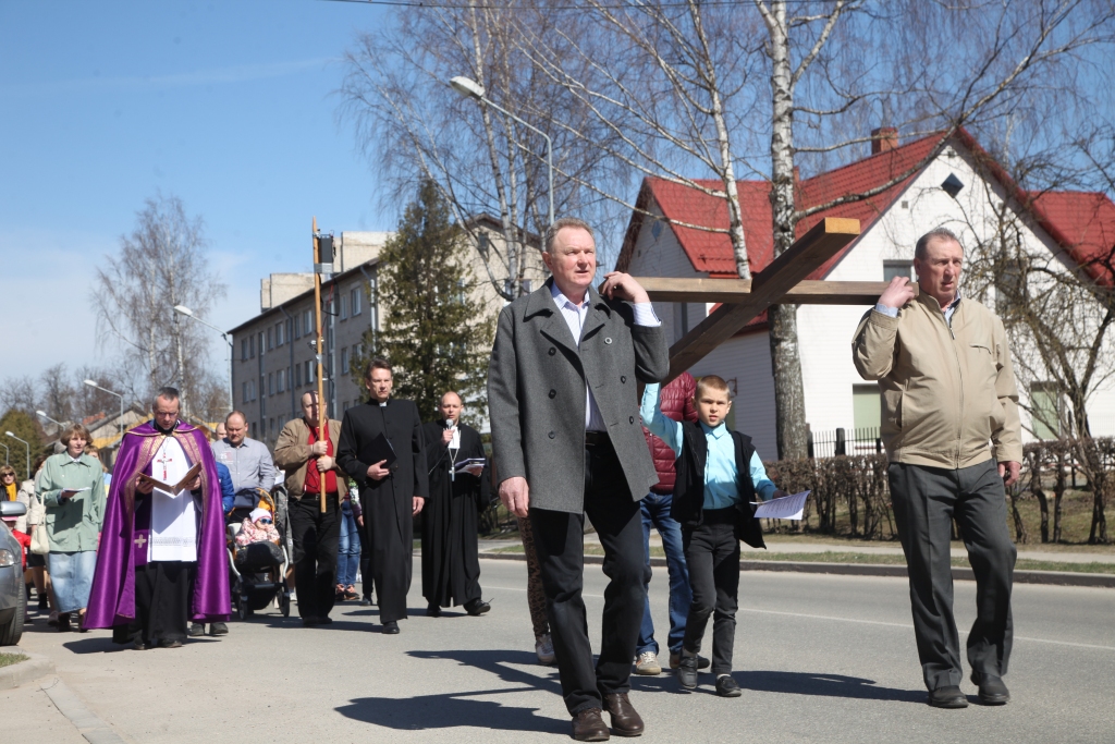 Ģimenes un dzimtas ekumēniskajā krusta ceļa gājiena Gulbenē bija kopā arī šoreiz. Lielo krustu brīdi nesa gan Jānis Brūniņš (priekšplānā no kreisās) un Jānis Akmentiņš. 	
Autors: Gatis Bogdanovs