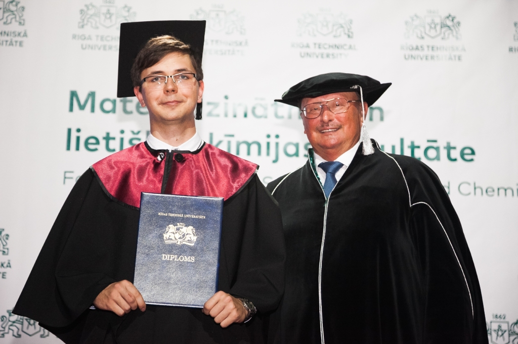 Maģistra diploma saņemšana. Armands Sebris kopā ar bijušo dekānu profesoru Valdi Kokaru. 
Autors: no personiskā arhīva