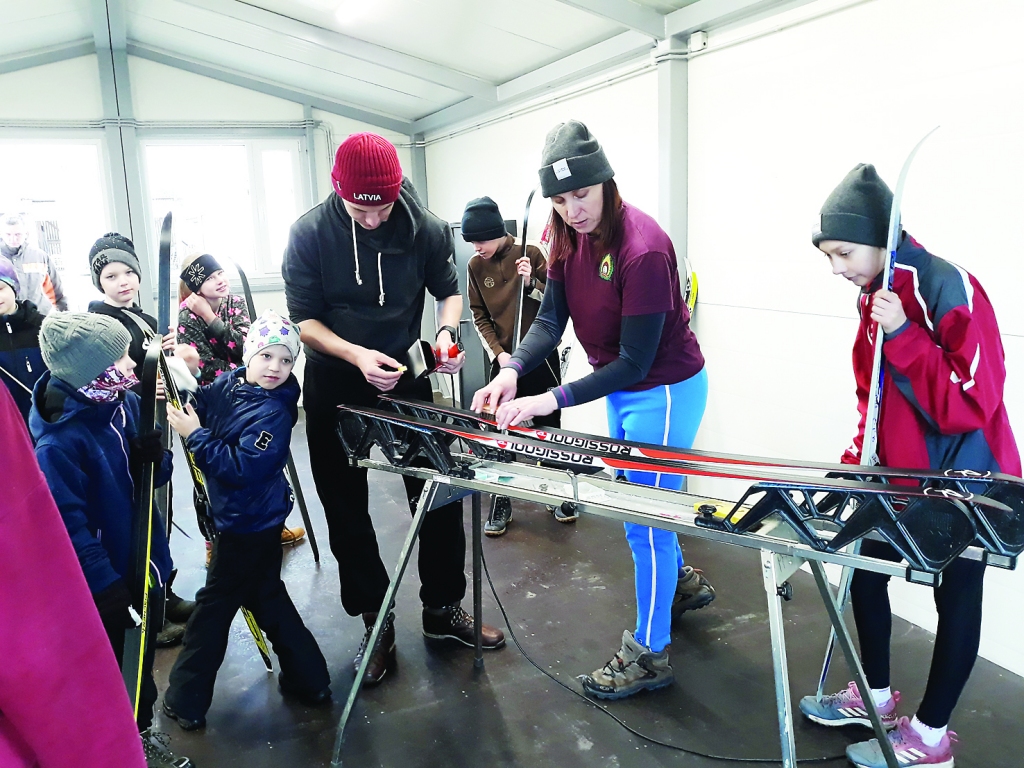 Darbnīcā jaunieši varēs mācīties, kā kvalitatīvi un pareizi sagatavot slēpošanas inventāru gan sacensībām, gan ikdienas treniņiem. 	
Autors: no biedrības arhīva