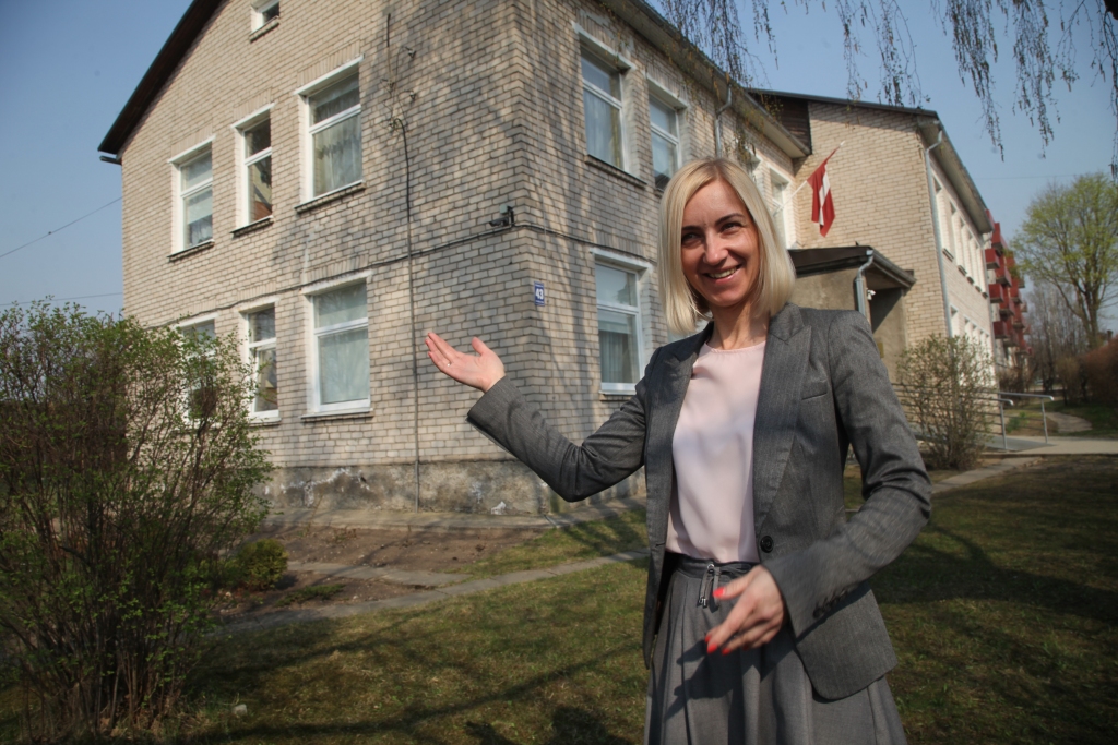 Rīt ar koncertu Gulbenes kultūras centrā Gulbenes mūzikas skola svinēs savu 60.gadskārtu. Koncertā, kurš ir kā kulminācijas brīdis šīm svinībām, piedalīsies mūziķi, kuri ir izauguši un skolojušies Gulbenē, izglītojušies augstskolās, kā arī turpina pilnveidot sevi joprojām. “Vēlamies, lai šie svētki katram ir īpaši - mums, audzēkņiem, absolventiem, bijušajiem pedagogiem, viesiem. Koncertprogramma ir plaša. Varbūt tā netipiski, bet šajā koncertā spēlēs gan mūsu absolventi, gan mūsu audzēkņi kopā ar absolventiem. Vēlamies radīt saikni starp audzēkni un koncertmākslinieku, proti, mūsu mazo audzēkni, un absolventu, kas reizē ir profesionālis mūzikā,” saka Gulbenes mūzikas skolas direktore Ilona Matīsa. 
Autors: Gatis Bogdanovs