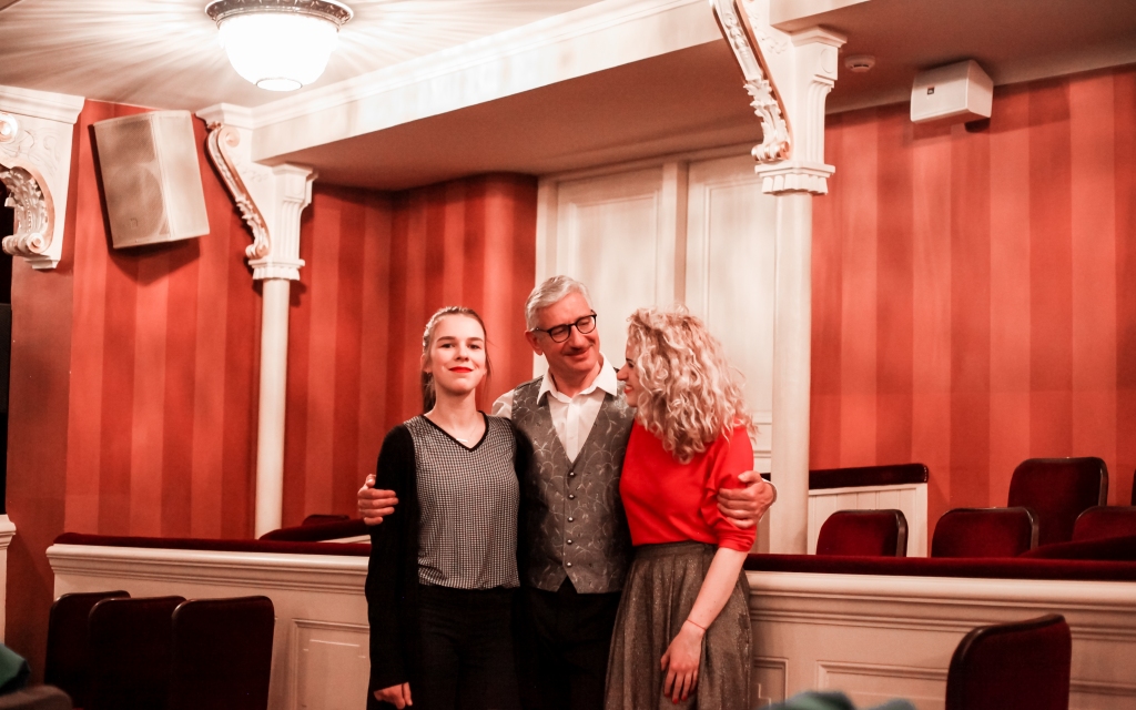 Lauma Ozola (no labās) un Žanete Felsa kopā ar novadnieku Valdi Zilveri jūtas labi filmēšanas procesā, kurā ir gan nopietni, gan jautri brīži. 
Autors: Elīza Ella Dumpe