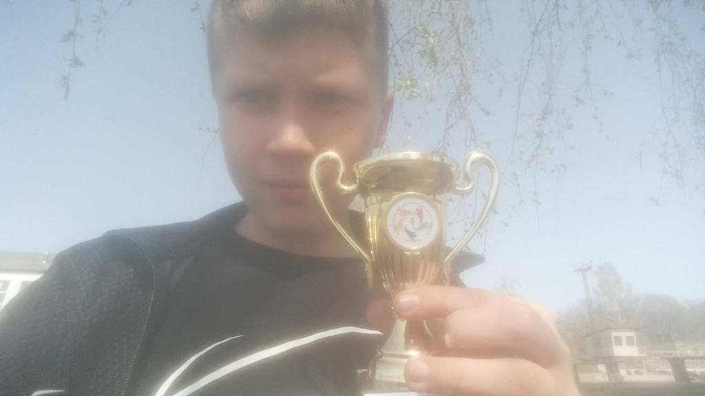 Lodes (2 kg) grūšanā U-12 grupā 1.vietu un kausu ieguva Ričards Aizpurs (trenere Irēna Aizpure).
Autors: no I.Aizpures personiskā arhīva