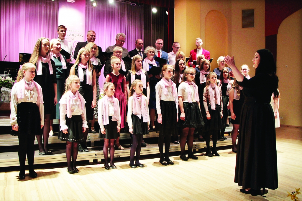 Dāvana skolas jubilejā! Dzied meiteņu, pedagogu un absolventu kopkoris, kuru diriģē Gerda Griķe. Koris izpilda skolai veltīto Nacionālā teātra muzikālās daļas vadītāja Valda Zilvera kompozīciju “Viva la Musica”. Koncertmeistare - Vēsma Kļaviņa.
Autors: Sandra Dikmane