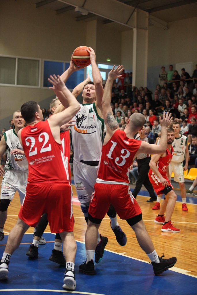 Ar milzīgām publikas ovācijām svētdien tika uzņemta “Gulbenes Buku” uzvara pār “RSU” sērijas izšķirošajā trešajā spēlē. Tagad - cīņa LBL 2 finālā ar pagājušā gada čempionvienību “Ķekavu”, pirmā spēle - 1.maijā pulksten 16.00 Gulbenes sporta centrā. Mājās sienām – liels spēks, tādēļ “Gulbenes Buki” atkal gaida līdzjutēju atbalstu.
Autors:  Gatis Bogdanovs