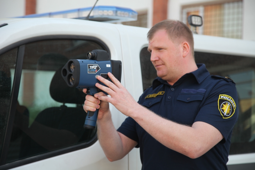 Jaunais rokas videoradars līdzinās kādreizējam rokas radaram. Ceļu policists Igors Sidorovs uzsver, ka šim ir būtisks un svarīgs jauninājums – videoieraksta funkcija. 	
Autors: Gatis Bogdanovs