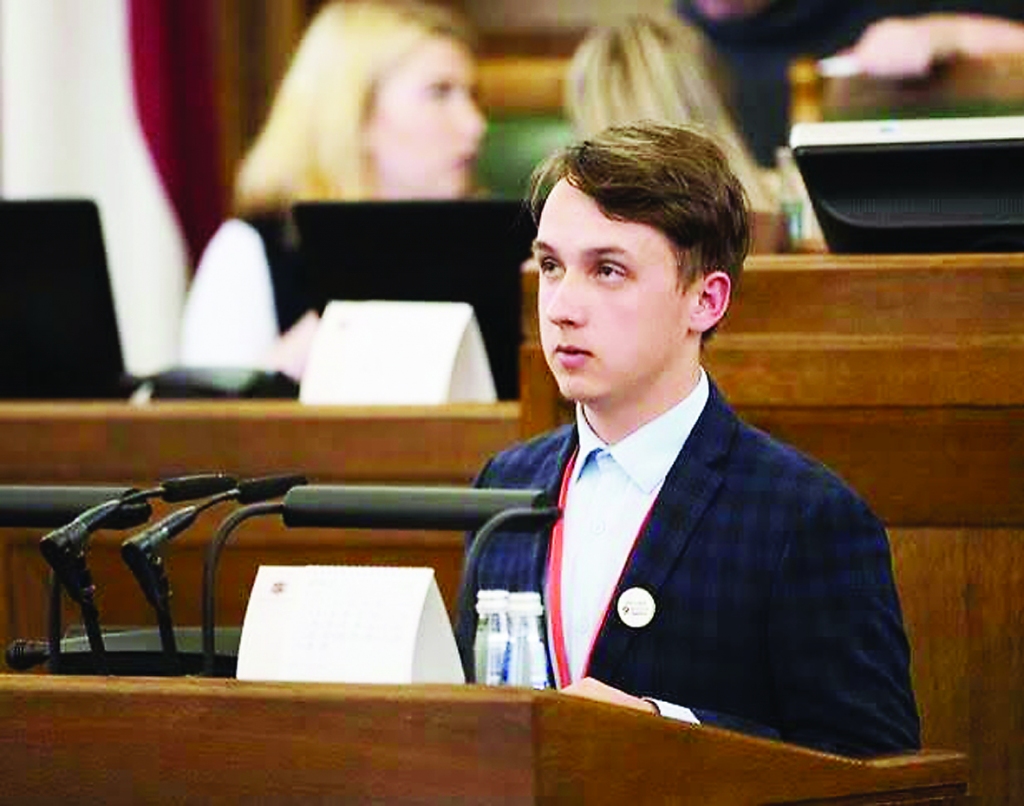 Dāvis Deivids Bukovskis 9. Jauniešu Saeimā. 
Autors: Ieva Ābele