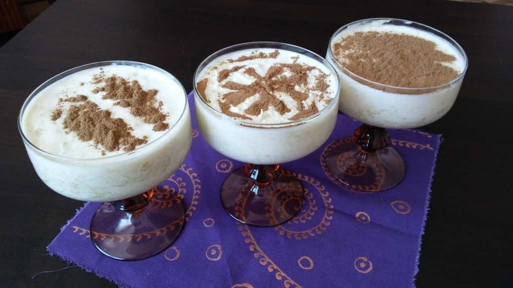 Rabarberu krēms
400 grami rabarberu, 150 grami cukura, 1/2 citrona, 2 glāzes putukrējuma, 2 ēdamkarotes želatīna (daudzums atkarīgs no galaprodukta apjoma).

Sagrieztus rabarberus liek katliņā, pieber cukuru un dažas karotes ūdens. Savāra biezenī. Pievieno uzbriedinātu želatīnu, rīvētu citrona miziņu un sulu. Atdzesētu masu iemaisa saputotā putukrējumā un atdzesē ledusskapī, līdz masa sarec.  
Autors: Pārska Konrāde