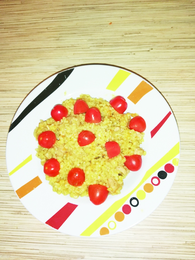 Pasniedzu ar ķirštomātiņiem. Droši var papildināt ar zaļumiem, bet, tā kā mūsmājās tos gandrīz neēd, tad iztikām bez. Ģimenes locekļi atzina, ka eksperiments izdevies – garšojot tikpat labi kā plovs. Un sātīgi! Izrādās, bulguru tikpat labi var izmantot arī salātos un pat desertos. Nu ko, jāsaņemas vēl kādam eksperimentam! Lai jums arī labi garšo! 
Autors: Gunita Lazdiņa- Skroderēna