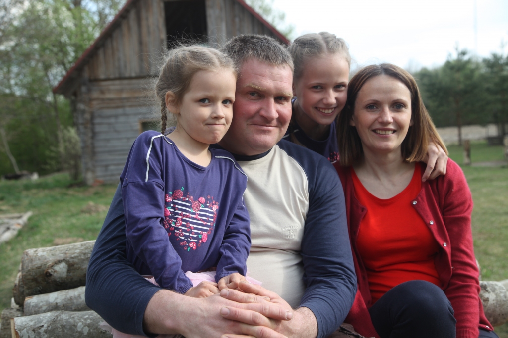 Vilim un Dacei Birzniekiem diena aizrit darbos – Vilis strādā savā pagastā atpūtas kompleksā “Sonāte”, savukārt sieva - Stāmerienas skolā par šefpavāri, vecākā meita Sintija mācās Stāmerienas pamatskolā, jaunākā apmeklē bērnudārzu Stāmerienā. Savukārt brīvo laiku viņiem patīk pavadīt dabā.  	
Autors: Gatis Bogdanovs