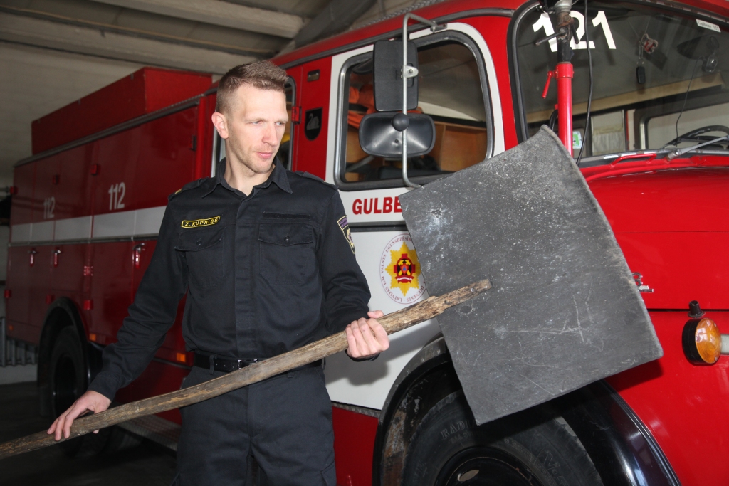 Zintis Kuprišs “Dzirkstelei” rāda ugunsdzēsēju mīļāko instrumentu kūlas laikā. Tā ir pletne. “Tā ir smaga un bieza, lai lielajā temperatūrā iztur. “Dzēsām meža ugunsgrēku. Bija liesmas un vējš. Sitām tās liesmas, kamēr viena pletne aizdegās un sadega,” stāsta Zintis.  
Autors: Gatis Bogdanovs