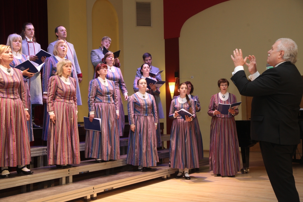 Lizuma kultūras nama jauktais koris (dir. Jānis Āboliņš) izpelnījās nerimstošus klausītāju aplausus par savu izvēles dziesmu “Čaka motīvs”. 
Autors: Gatis Bogdanovs