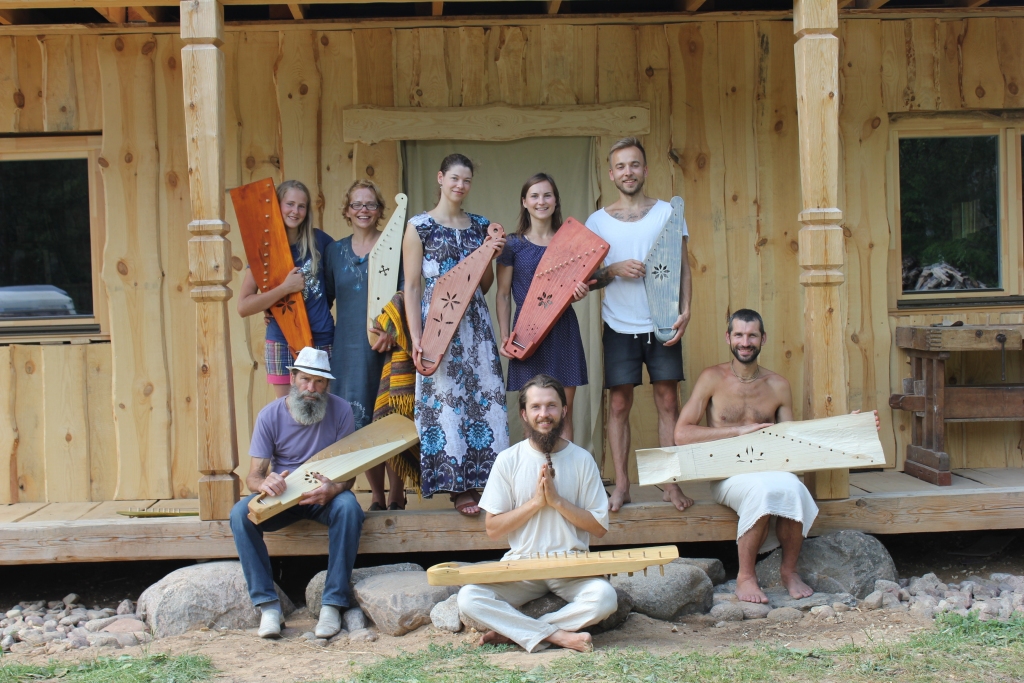 Kokļu meistars Ģirts Laube (centrā) ir priecīgs, ka īstenojusies viņa iecere. Tomēr kokļu māja nekad nebūs gatava, bet vienmēr tā skanēs.
Autors: no personiskā arhīva