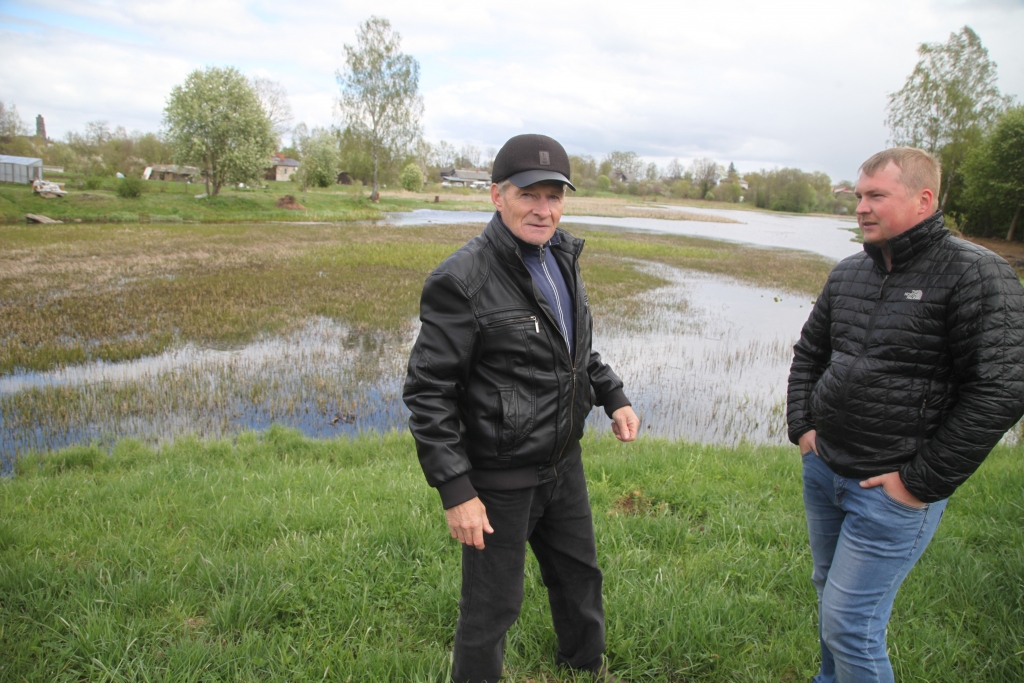 Sakarā ar ļoti sauso pavasari Dzirnavu dambī līmenis ir ļoti zems. Guntars Koks kopā ar dēlu Kasparu, kā arī apkārtējo māju iedzīvotāji vēlas, lai Dzirnavu dambī līmenis tiktu noturēts maksimāli augsts, lai neaiziet bojā iznārstojušo zivju ikri un ir, kur uzturēties ūdensputniem. 
Autors: Gatis Bogdanovs