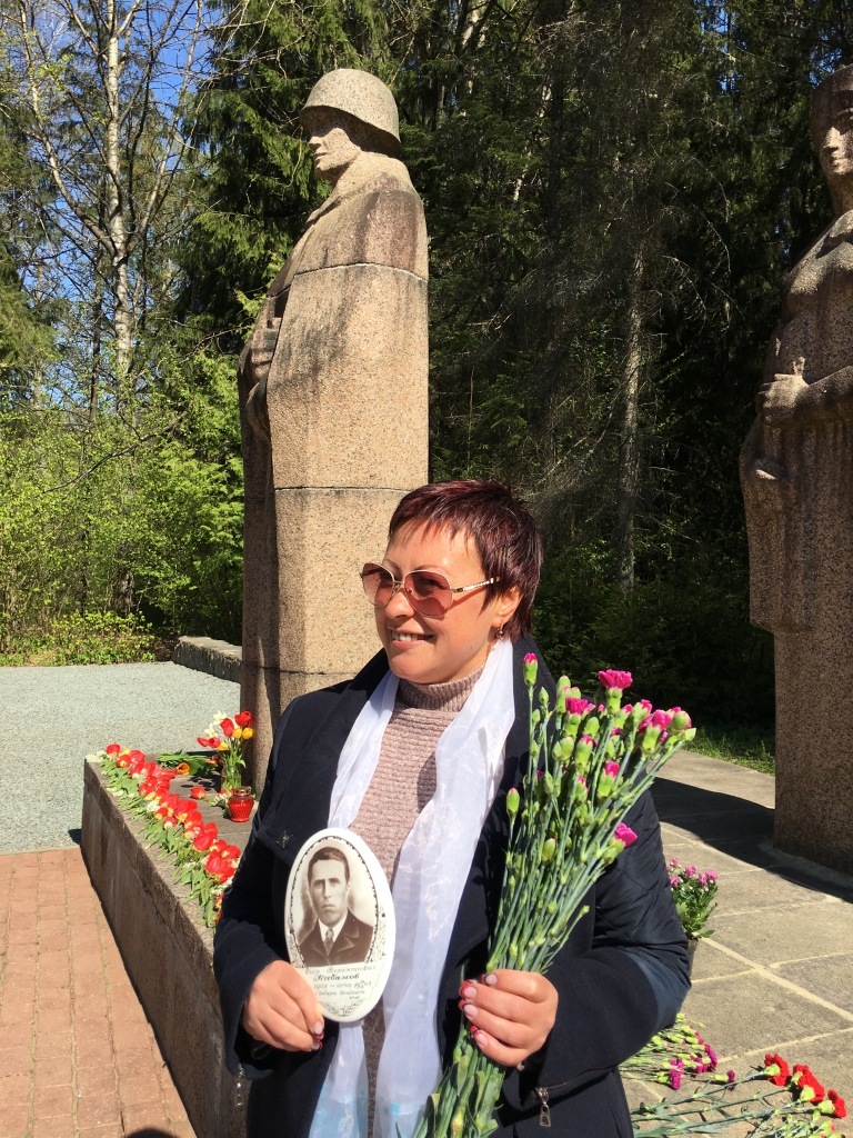 Arī gulbeniete Svetlana Timermane 9.maijā Brāļu kapos pievērsa uzmanību tam, ka no granīta veidotais akmens karavīra stāvs vietām kļuvis melns. Pašvaldībai būtu jāparūpējas par pieminekļa restaurāciju - tā todien sprieda daudzi Brāļu kapu apmeklētāji. 
Autors: Diāna Odumiņa