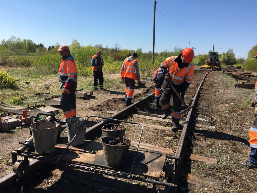 Gulbenē, Rīgas ielā, 9.maijā uzskatāmi varēja vērot, kā dzelzceļa sliedēm tiek demontēti koka gulšņi. Vietā tiek likti dzelzsbetona gulšņi. 
Autors: Diāna Odumiņa