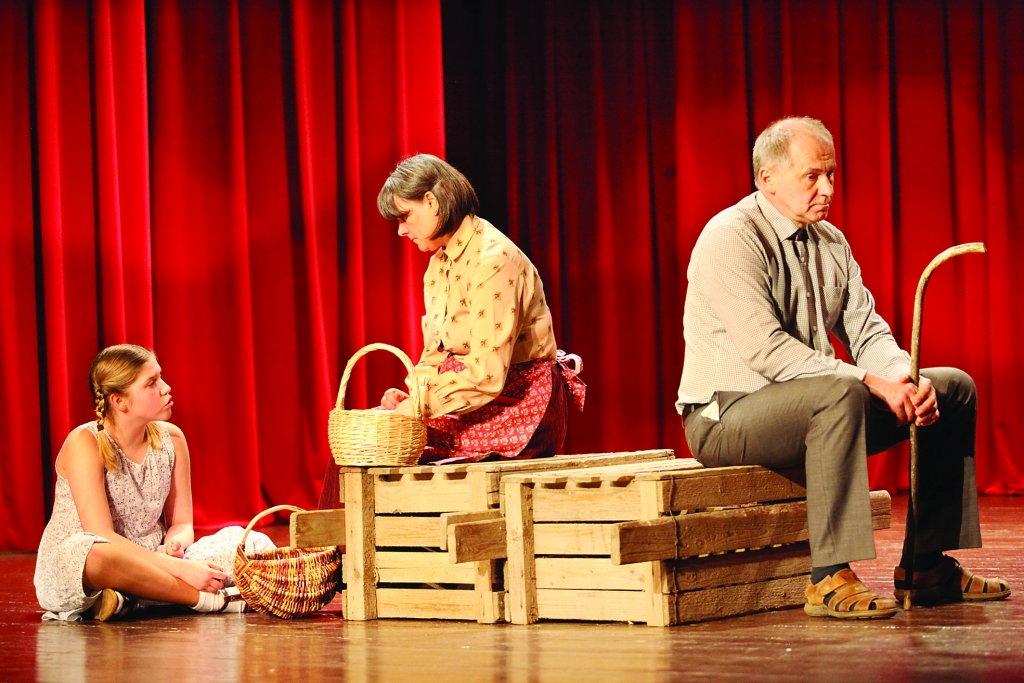 Māras Zālītes grāmatas “Pieci pirksti” fragmentu dramatizējumu Jaungulbenes amatierteātris “Kuriozs” pirmo reizi skatītāju vērtējumam piedāvāja 27.martā - Starptautiskajā teātra dienā. 
Autors: no “Dzirksteles” arhīva