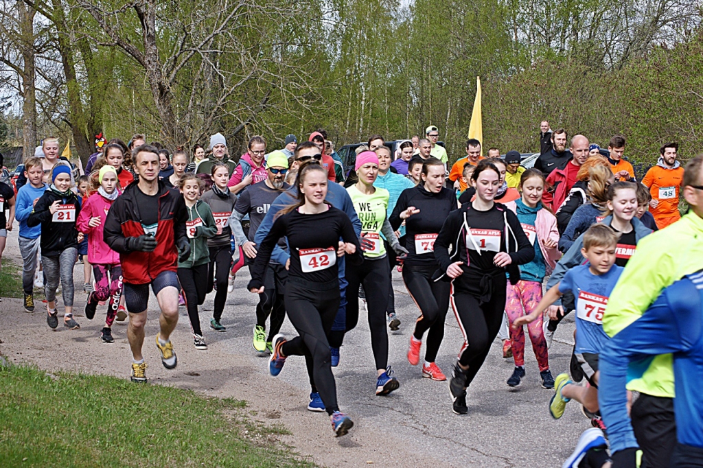 Rankas pagastā tautas skrējienā “Rankas apļi” startēja 107 sportisti. 	
Autors:  Māris Jansons