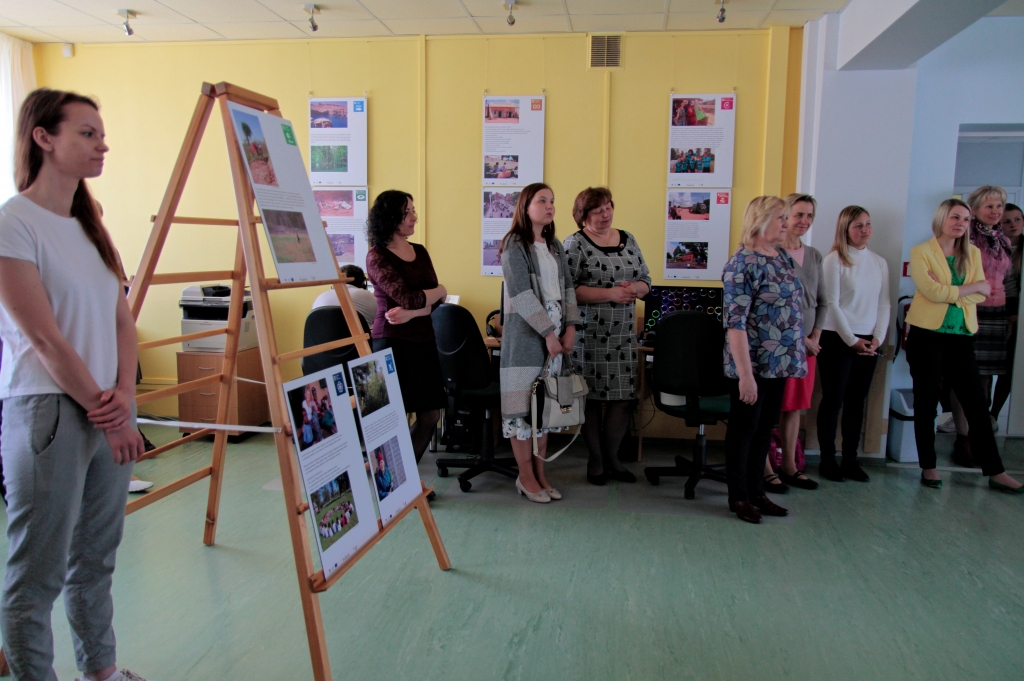  Gulbenes novada bibliotēkā šobrīd skatāmo izstādi, kas veltīta globālajiem, visu cilvēci skarošajiem jautājumiem, ir veidojusi Stradu pagasta pārvaldes jaunatnes darbiniece Agneta Bordāne (attēlā no kreisās).
	
	
	

Autors: no personiska arhīva