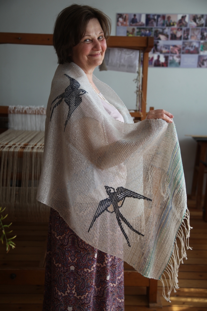 “Ir gandarījums, ka vienu darbu uz Krustpili jau varējām aizvest. Tā ir šalle ar ieaustiem bezdelīgu attēliem,” demonstrē Biruta Akmentiņa. Viņa pieļauj, ka varētu būt šaļļu kolekcija ar Jūlija Straumes putniem, kuru viņa kompozīcijās ir diezgan daudz – bezdelīgas, gaiļi, pūces, sikspārņi...
Autors: Gatis Bogdanovs