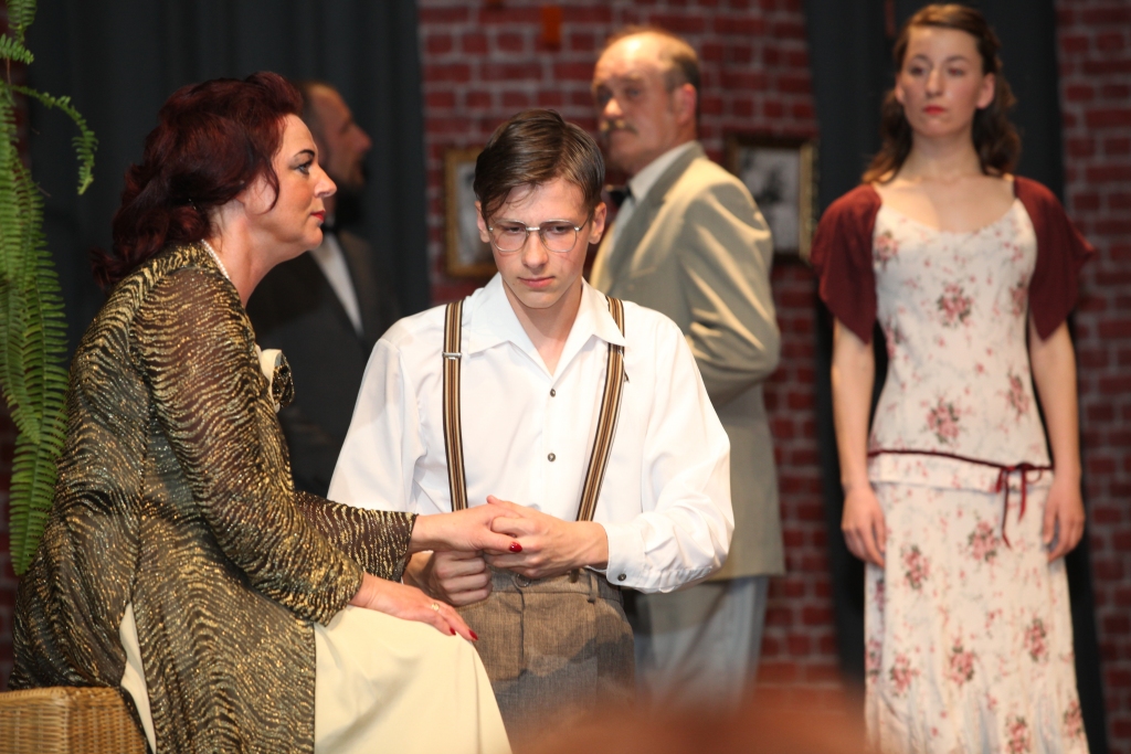 Gulbenes novada amatierteātru skatē piedalījās 6 kolektīvi, no kuriem divi ieguva augstāko pakāpi, divi – pirmo pakāpi un divi – otro pakāpi. “Tas liecina, ka mūsu amatierteātriem ir labs līmenis, turklāt divi teātru kolektīvi pretendē uz dalību reģiona skatē un iespēju iegūt “Gada izrādes” nomināciju. Tas nozīmē, ka tie var līdzināties ar labākajiem amatierteātriem valstī,” uzsver Gulbenes novada pašvaldības konsultante kultūras jomā Lauma Makare. Stāmerienas amatierteātra “Spēle” izrāde “Pieklīdušais kaķēns”, kas ieguva augstāko pakāpi, lika saprast, ka dažas mūsdienu problēmas bijušas aktuālas jau pirms gandrīz simt gadiem. Māte nespēj pieņemt dēla došanos patstāvīgā dzīvē, vēlas rūpēties par viņu līdz sirmam vecumam un nespēj ieklausīties viņa vārdos un sirdsbalsī. Attēlā: māte Helēne (Jolanta Šķirpāne) un dēls Edgārs (Klaids Sevastjanovs).
Autors: Gatis Bogdanovs