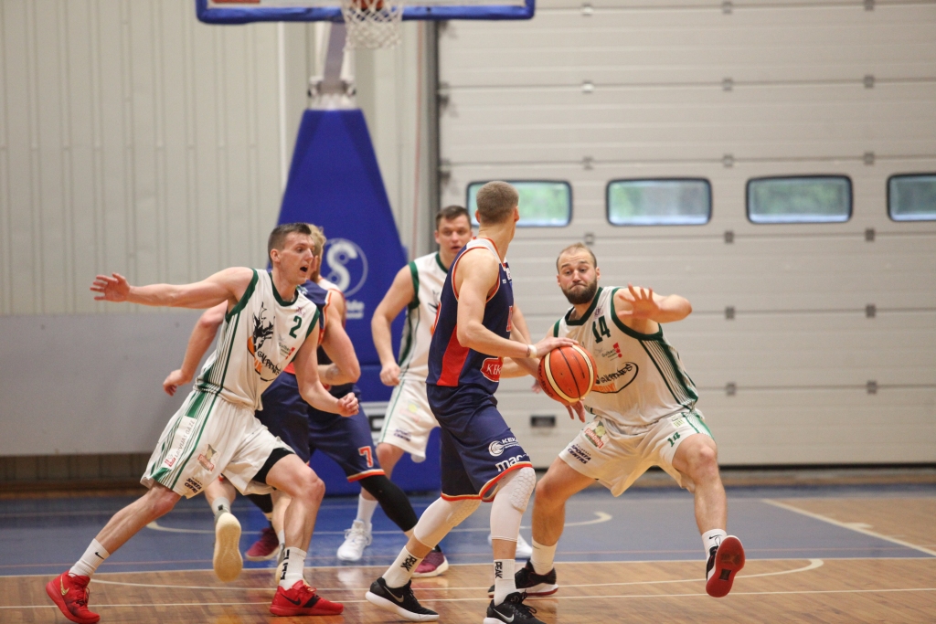 “Spēle bija ļoti stresaina, spēlējām kā caur gaļas mašīnu,” saka “Gulbenes Buku” galvenais treneris Artūrs Brūniņš.    
Autors: Gatis Bogdanovs