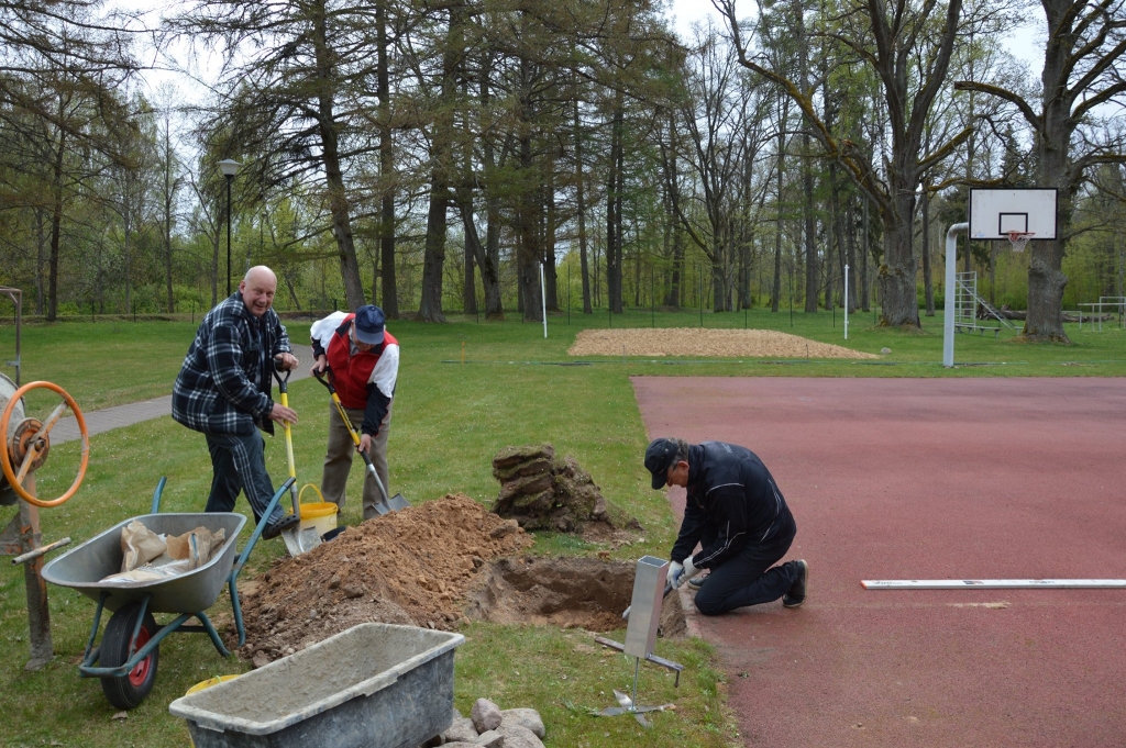 Latvijas Republikas neatkarības atjaunošanas diena Litenē  tika likti pamati āra tenisa laukuma ierīkošanai Litenes stadionā, kas tiks atklāts jau 18.maijā. 
Autors: Litenes pagasts (facebook.com)
