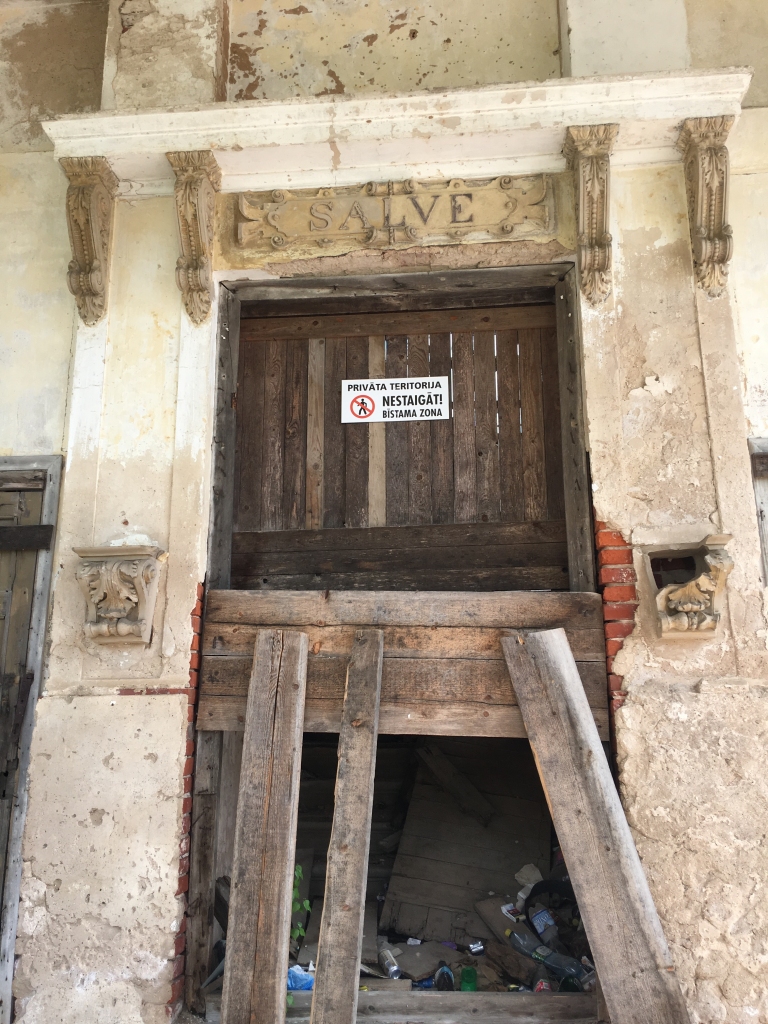 Pie Vecgulbenes muižas Baltās pils drupām izvietotā informācija liecina – ēka ir privātīpašums, tā ir bīstamā stāvoklī, atrasties tuvumā vai mēģināt iekļūt ēkā ir bīstami un nav atļauts. Pieaugušajiem cilvēkiem tas ir jāsaprot un attiecīgi arī jāpaskaidro saviem bērniem. Par viņu veselību un dzīvību atbild vecāki.      
Autors: Diāna Odumiņa