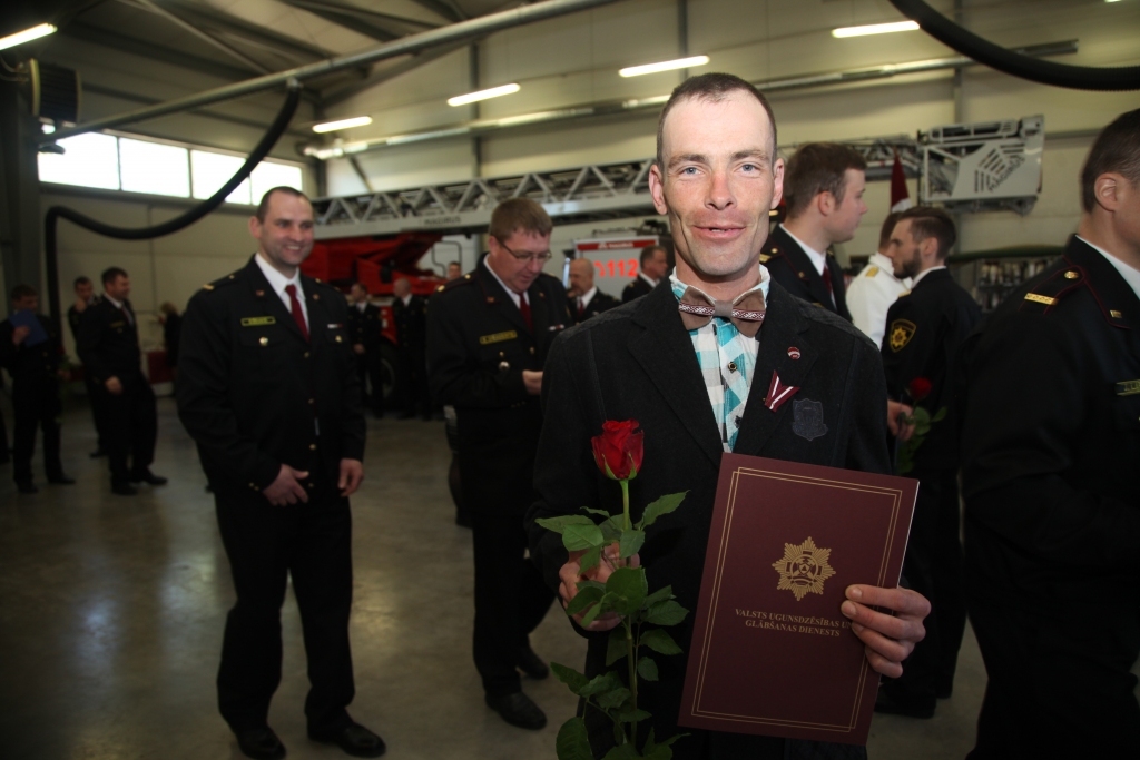 Gulbenē notika Valsts ugunsdzēsības un glābšanas dienesta Vidzemes reģiona brigādes svinīgais pasākums, kurā tika godināti ugunsdzēsēji glābēji. Par pašaizliedzību un drosmi Goda rakstu saņēma arī civiliedzīvotājs Vairis Kalniņš, kurš Lizumā saviem spēkiem nodzēsa ugunsgrēku kaimiņu dzīvoklī, kā arī palīdzēja iedzīvotājiem evakuēties no piedūmotās ēkas. “Bija liels adrenalīns!” atceroties piedzīvoto, “Dzirkstelei” saka V.Kalniņš.        
Autors: Gatis Bogdanovs