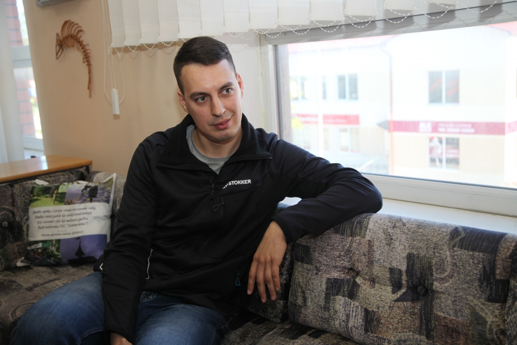 Rihards Siļķēns – sirsnīgs, laipns, labestīgs un atsaucīgs. Viņam piemīt šī unikāla spēja sajust otru cilvēku. Izveidot kontaktu. Un tas ir svarīgi ne tikai spēlējot teātri, bet arī dejojot. Tāds Rihards ir arī dzīvē. Dvēselisks.           
Autors: Gatis Bogdanovs