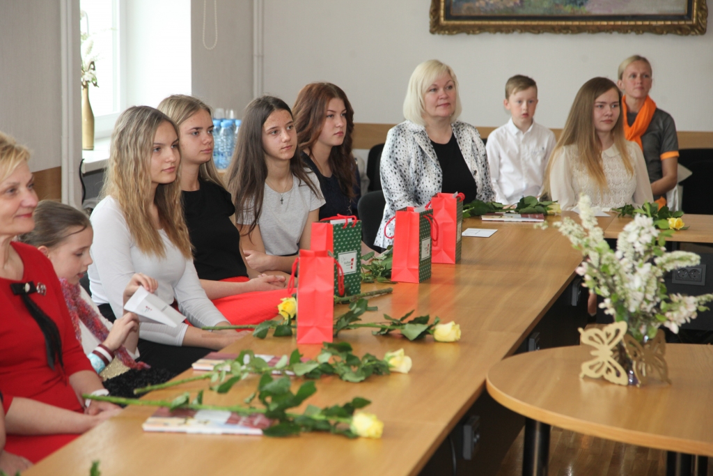 Otrdien tika sveikti skolēni, kuri guvuši panākumus Valsts izglītības satura centra organizētājās un reģiona mācību priekšmetu olimpiādēs.
Autors: Gatis Bogdanovs