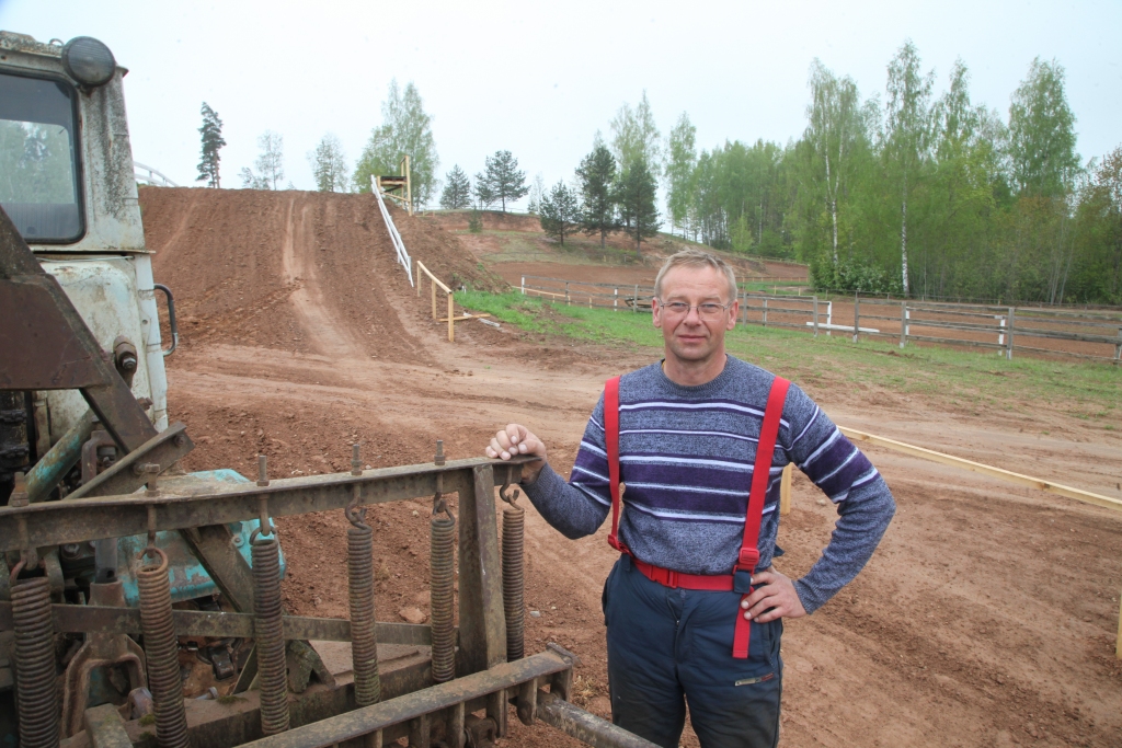 Tagad Staru trasē notiek ikdienas darbi. Sacensību organizators Intars Sabulis stāsta, ka tiek taisīti nožogojumi drošībai. Bīstamākajās vietās būs papildus lielie režģi, lai pasargātu skatītājus. “Trase nav īpaši bīstama. Tā domāta gan spēcīgiem sportistiem, gan amatieriem,” saka I.Sabulis. 
Autors: Gatis Bogdanovs