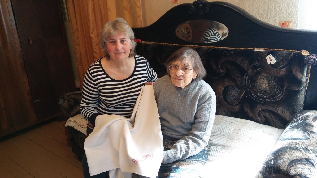 Gulbeniete Antra Trusle ar māti Annu Lietuvieti apbrīno mantotā linu galdauta baltumu, kas gadu gaitā kļūst arvien spožāks. 
Autors:  Pārsla Konrāde