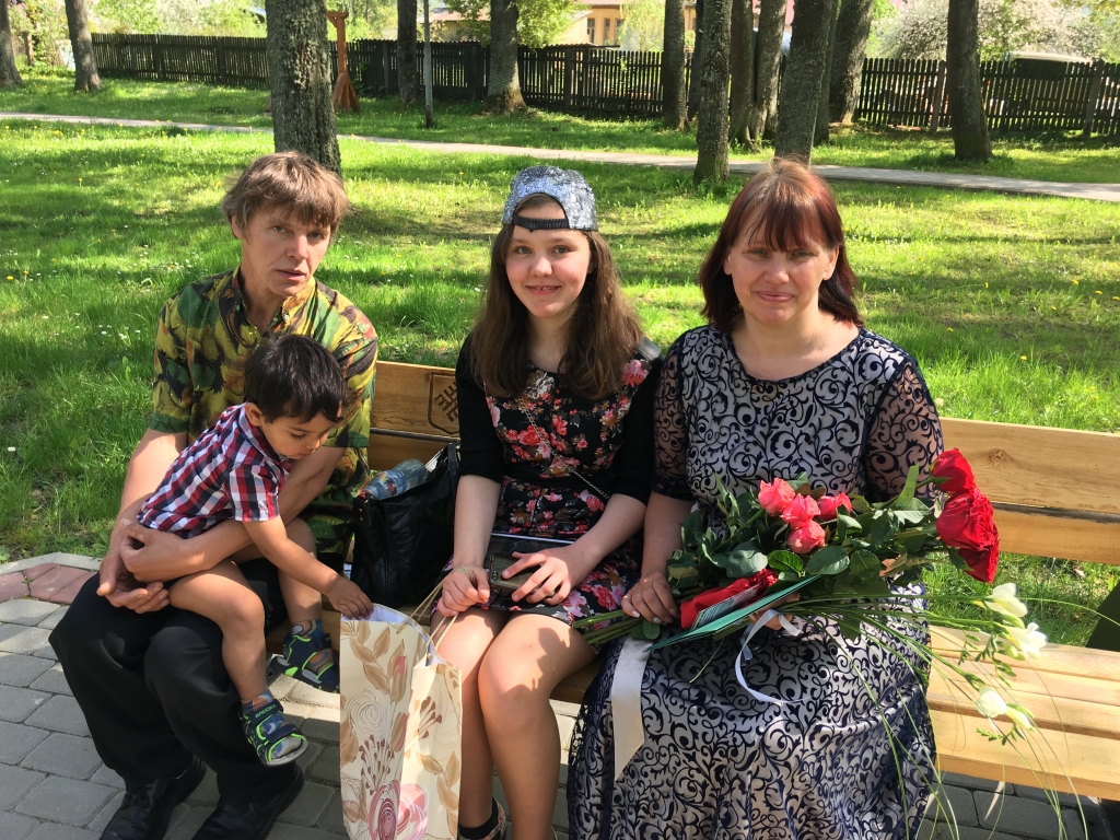 Jau pusotru gadu rancēnieši Ineta un Jānis Puiši ir vecāki ne tikai diviem saviem bērniem, bet audžuvecāki vēl vienam bērnam. Mamma Ineta “Dzirkstelei” stāsta, ka dēls Gundars dzīvo un strādā Lielbritānijā, meita Laila mācas pamatskolā, bet jaunākais – Braens – vēl apmeklē bērnudārzu. Viņa saka – no psiholoģiskā viedokļa audžubērns ģimenē ienācis ļoti viegli. Esot doma par vēl viena bērna uzņemšanu.
Autors: Diāna Odumiņa