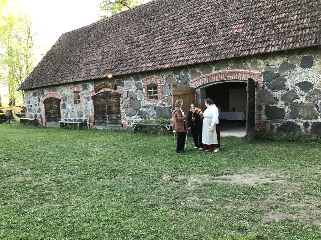 Muzeju naktī apmeklētājiem brīvi pieejama bija visa Druvienas “Silmaču” brīvdabas teritorija ar muzeju, estrādi, ar glabātuvi, kur apskatāmas dekorācijas izrādei “Skroderdienas Silmačos”. Krājums sarūpēts sadarbība ar Nacionālo teātri. “Silmaču” muzeja saimniece Sandra Āre vienmēr gaida ciemiņus, taču lūdz iepriekš pabrīdināt par ierašanos. Tad būs arī pankūkas.
Autors: Kristīne Krama