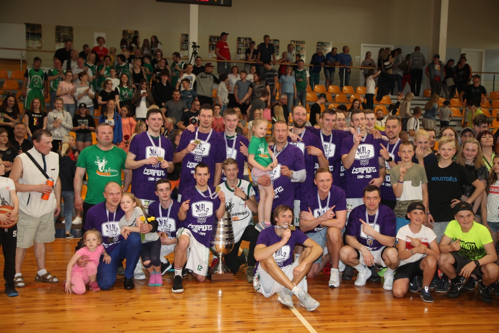 pamatīgi uzkarsusi atmosfēra bija sestdien Gulbenes sporta centrā. Latvijas basketbola līgas 2.divīzijā līdzjutēju pilnu tribīņu priekšā par čempioniem kļuva “Gulbenes Buki”. Pēdējo spēles minūti līdzjutēji aizvadīja kājas stāvot, skaļām ovācijām paužot atbalstu un prieku par izcīnīto zeltu. Emocijas patiešām sita augstu vilni. Priecīgi un gandarīti visi – līdzjutēji un basketbolisti. Kā “Dzirkstelei” uzreiz pēc spēles uzsvēra biedrības “Gulbenes Buki” valdes priekšsēdētājs Gatis Rikveilis: “Esam pelnījuši zeltu! Arī skatītāji un visa Gulbene ir pelnījusi zeltu!” Par uzvaru liels prieks arī trenerim Artūram Brūniņam, kurš atzīst, ka šajā sezonā gāja grūti. Neviens jau tāpat vien negrib atdot čempiona titulu. Lai to izcīnītu, tad “tas ar zobiem jāizrauj”.
Autors: Inita Savicka