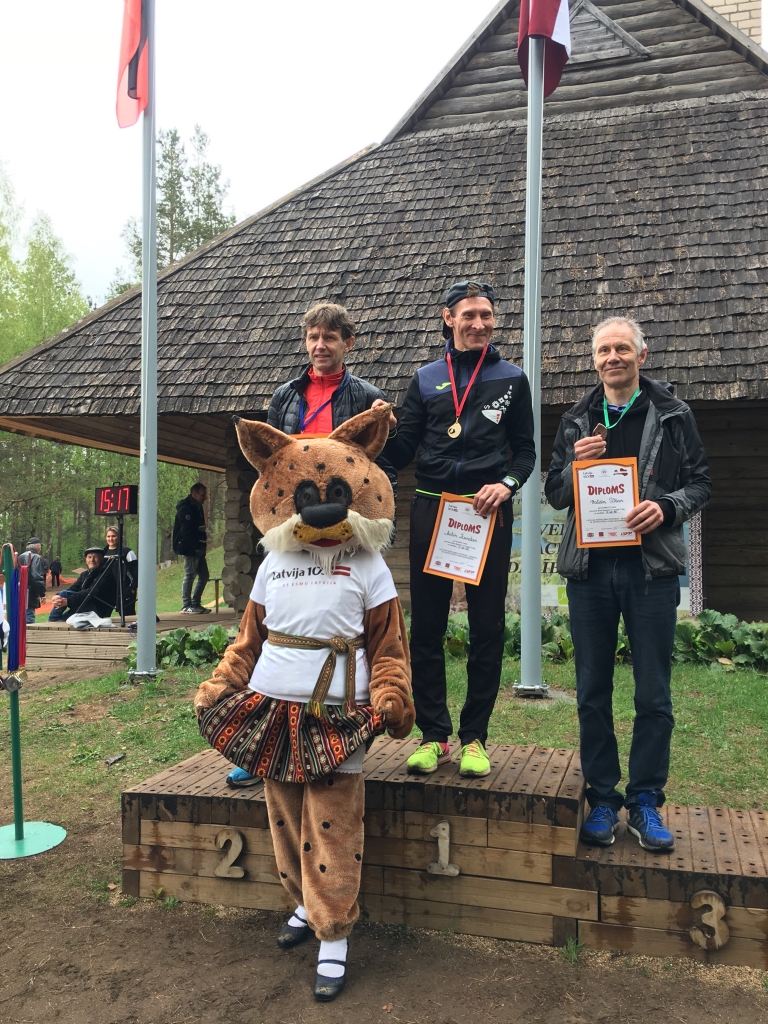 Uz augstākā pakāpiena - gulbenietis Antis Zunda, kurš pavasara krosā Jēkabpilī pārliecinoši bija ātrākais 5 kilometru distancē savā vecuma grupā. Skrējējus ar savu klātbūtni godināja arī sacensību vietas talismans – lūsis.      
Autors: Diāna Odumiņa