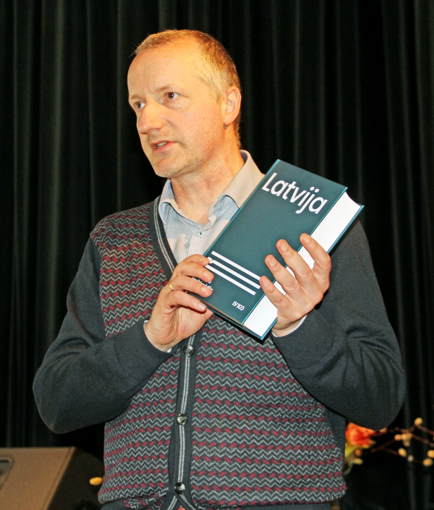 “Enciklopēdija ir process, kur nepārtraukti kaut kas mainās. Mūsu uzdevums ir nemitīgi “uzķert”  jaunāko,” saka Nacionālās enciklopēdijas “Latvija” galvenais redaktors Valters Ščerbinskis. 
Autors: Līga Vīksna