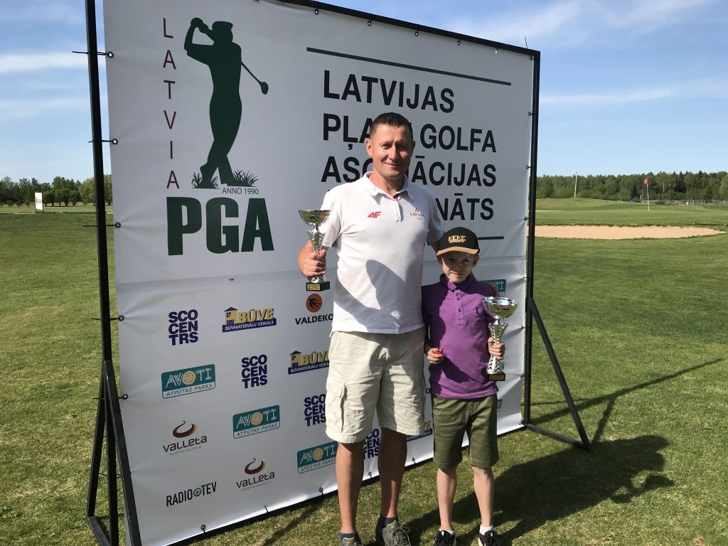 o mūsu novada labākos rezultātus parādīja Gundars Rauza, kurš čempionāta 1.posmā kungu konkurencē izcīnīja otro vietu. Par Jauniešu grupas 1.posma uzvarētāju kļuva Markuss Rauza.
Autors: no Alda Strada personiskā arhīva