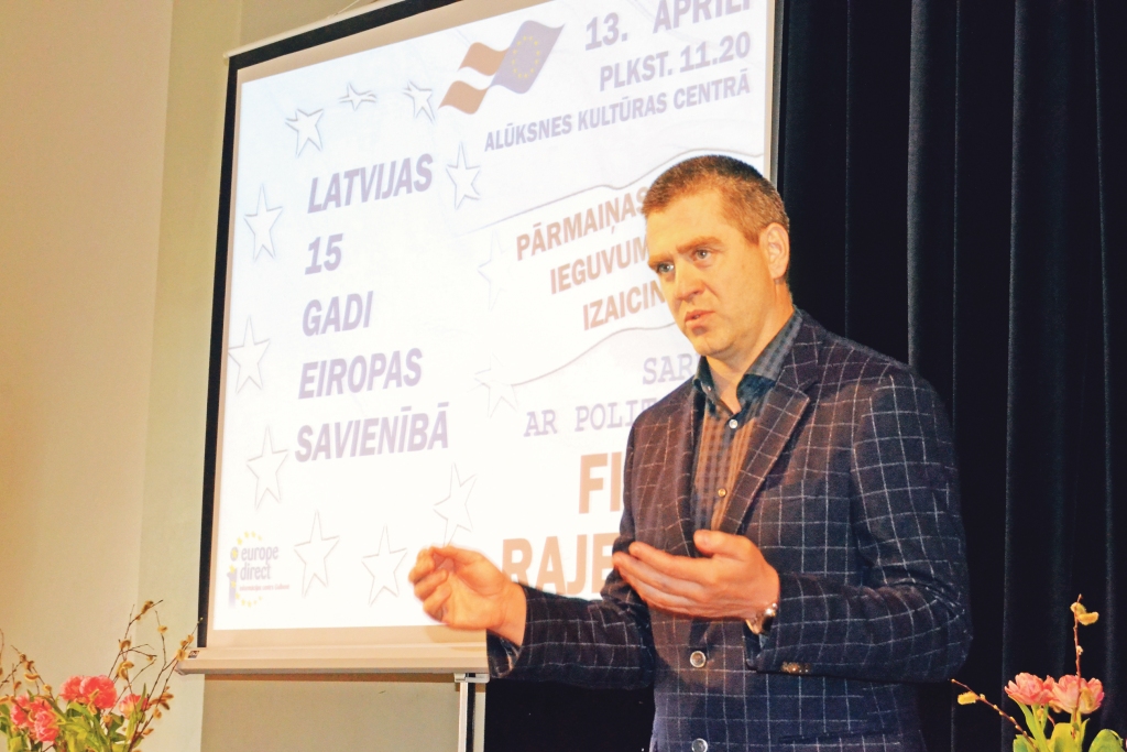 Vērtējot Latvijas 15 gadu pastāvēšanu Eiropas Savienībā, politologs Filips Rajevskis uzsver, ka galvenais ieguvums ir miers par to, kas varētu notikt rīt. Jo ne visas valstis var ar to lepoties.
Autors: Sandra Apine