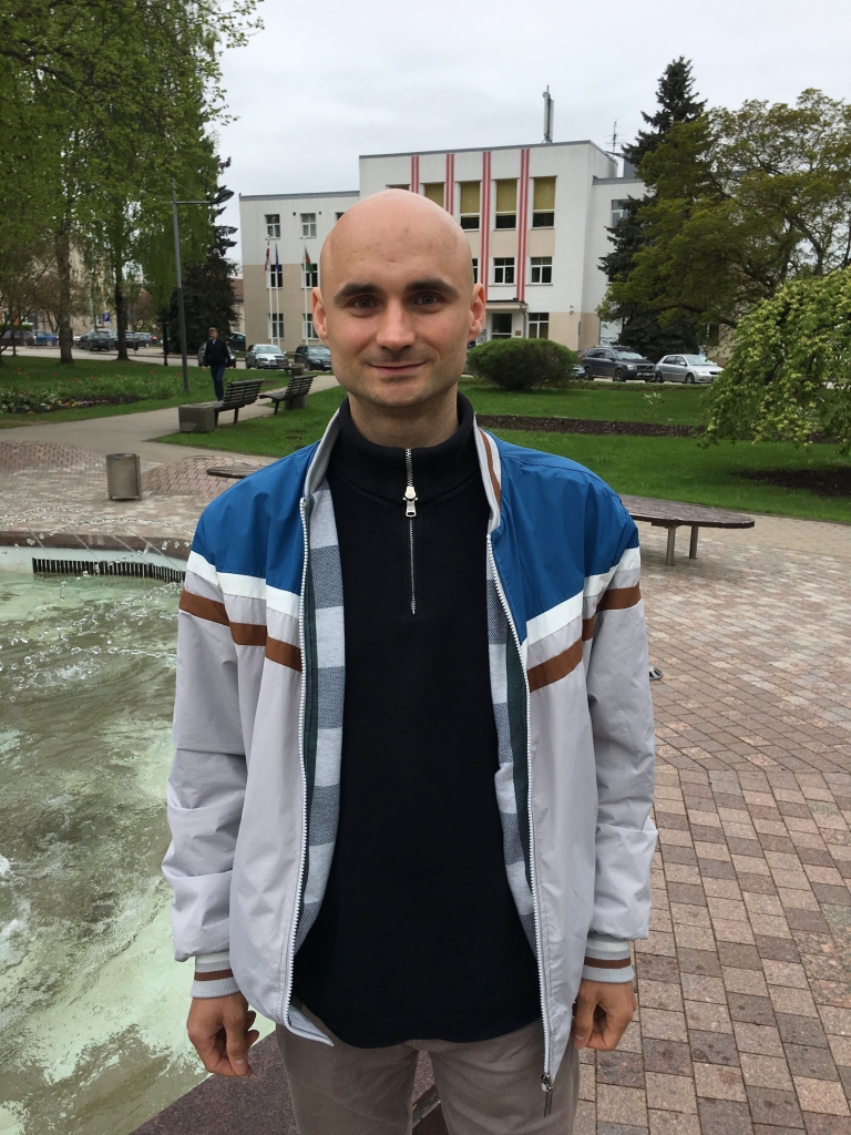 Viņa vārds ir izskanējis Latvijā saistībā ar portālā “ManaBalss.lv” rosinātu un tautā atbalstītu iniciatīvu. Kas viņš ir par cilvēku, kādi ir viņa uzskati? To “Dzirkstele” centās noskaidrot, satiekoties ar Gulbenes novadā dzīvojošo Artūru Ikvildu.   
Autors: Diāna Odumiņa