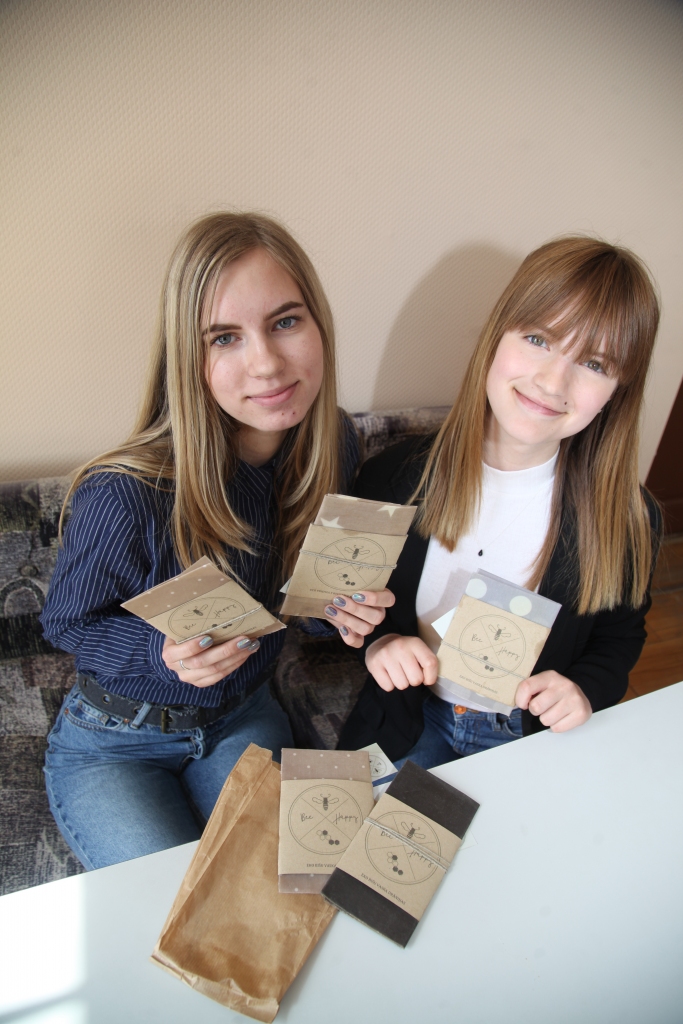 Elizabete Brūniņa ir skolēnu mācību uzņēmuma “Bee Happy” dizainere un direktore, Diāna Krasiļņikova - produkta ražotāja un grāmatvede.   
Autors: Gatis Bogdanovs